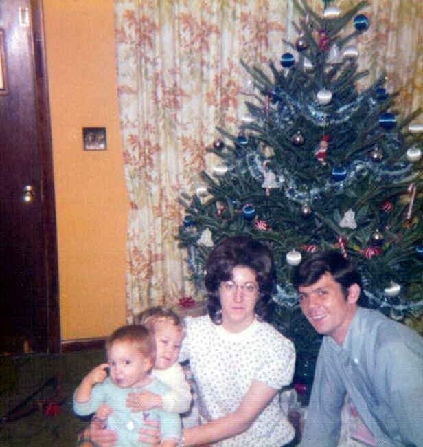 Mike, Shawn, Aunt Brenda and Uncle Frank
Christmas around 1975
Keywords: Christmas