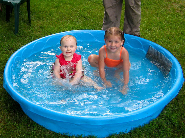 Leia splashing with her cousin
